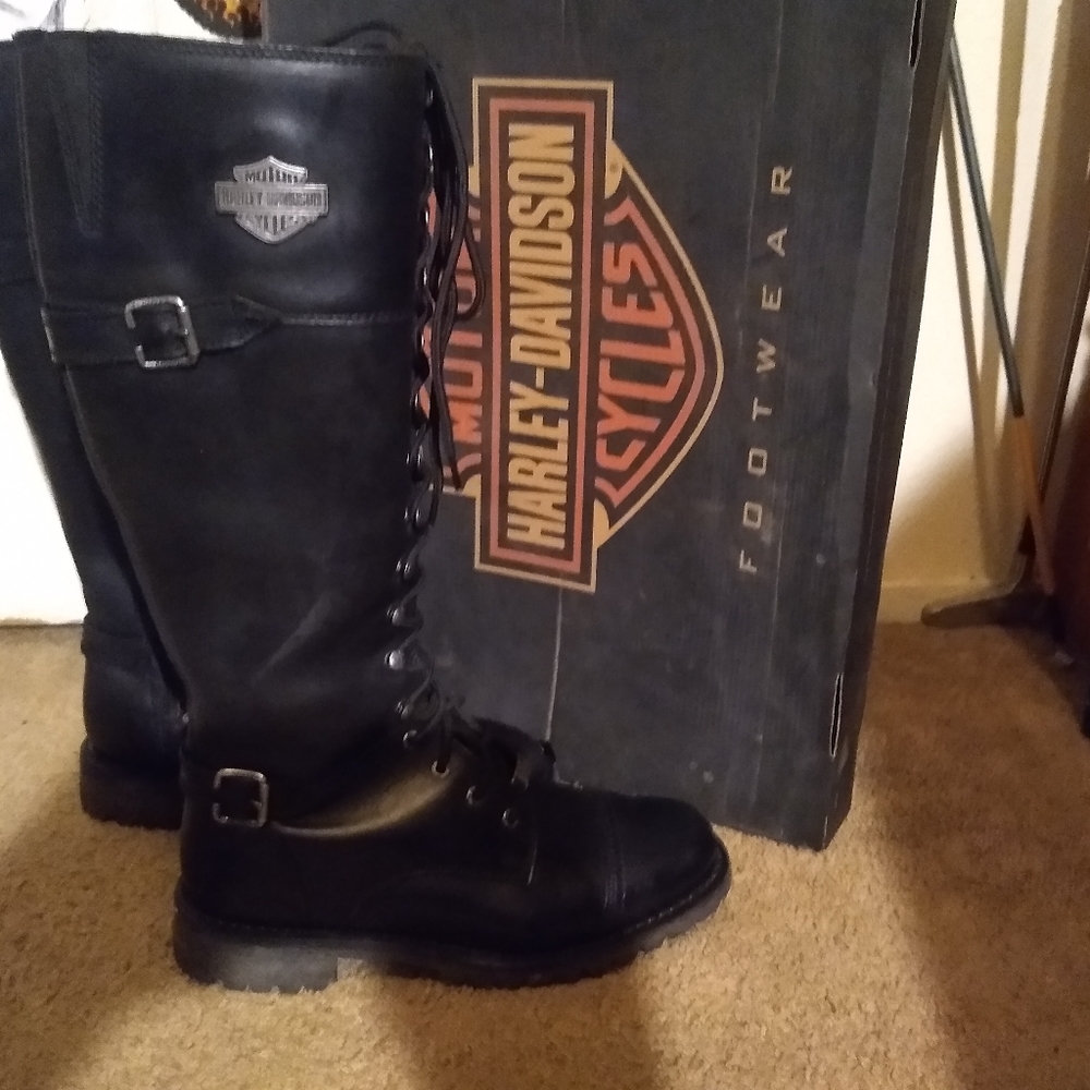 Black Harley-Davidson boots size 10.
